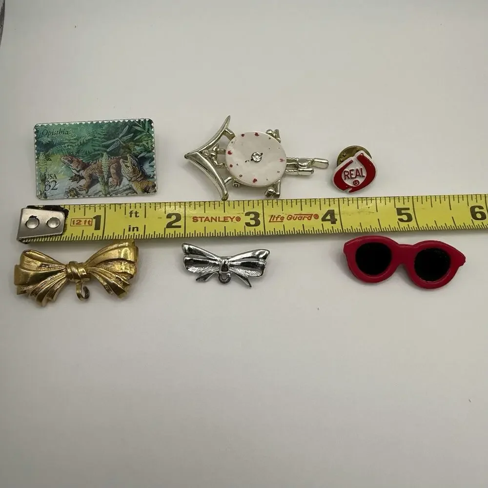 Vintage‎ Lot of Twelve Brooch Pins Pickles Clock Dinosaurs Spoon Bows Sunglasses